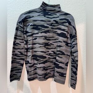 Women’s camouflage Tahari camouflage mock turtleneck sweater size medium